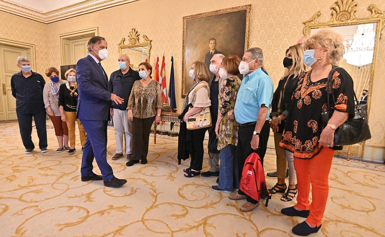 El alcalde saluda a los estudiantes de Cursos Internacionales.