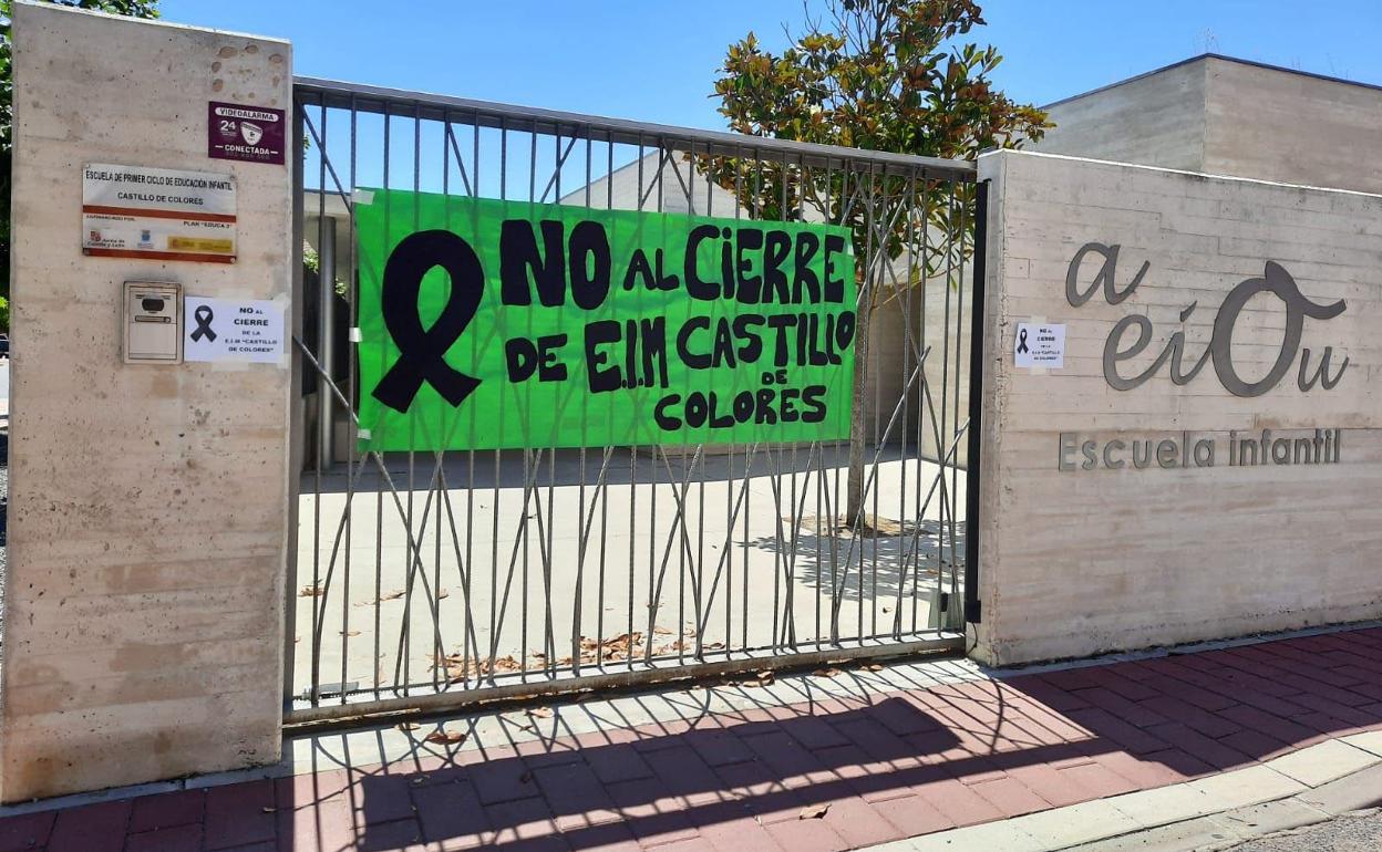 Pancarta reivindicativa en la guarderia Castillo de Colores en julio de 2020.