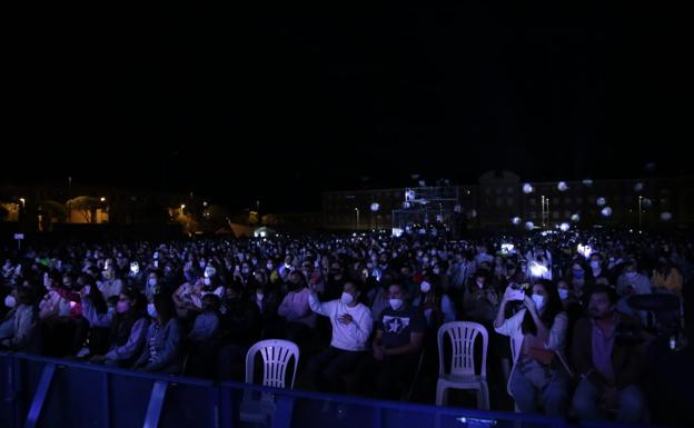 Imagen principal - La amenaza de lluvia no impide el lleno en el concierto de Camilo