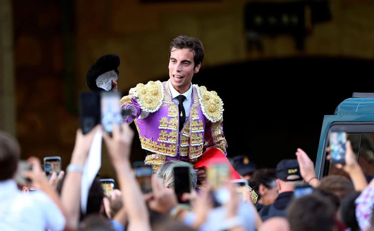 Alejandro Marcos salió a hombros de la plaza de toros. 