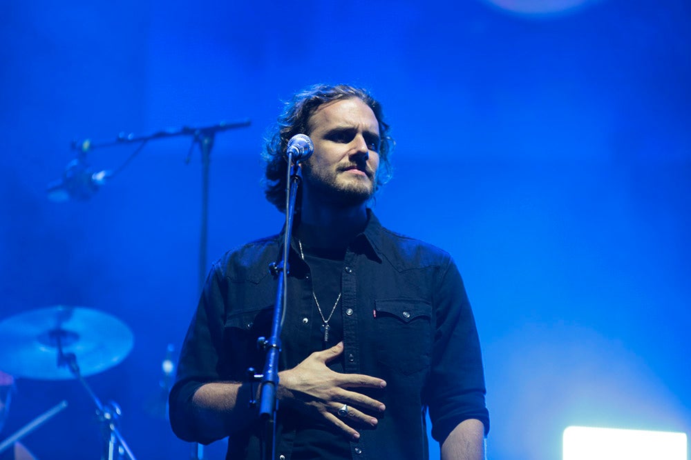 Melendi llena el campo de fútbol de Puente Ladrillo para el último concierto de su gira