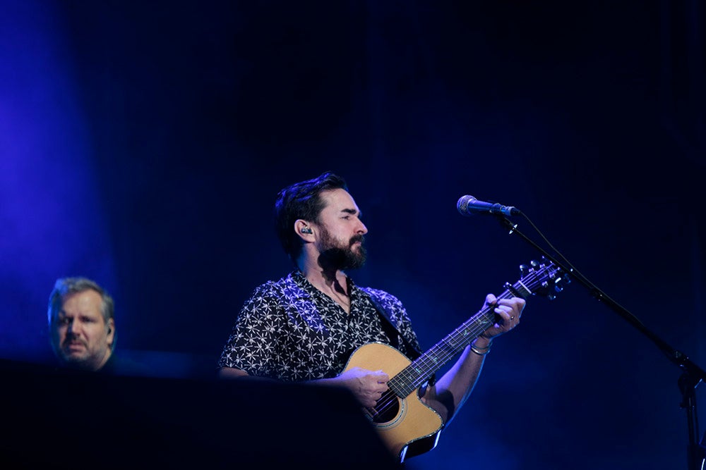 Melendi llena el campo de fútbol de Puente Ladrillo para el último concierto de su gira