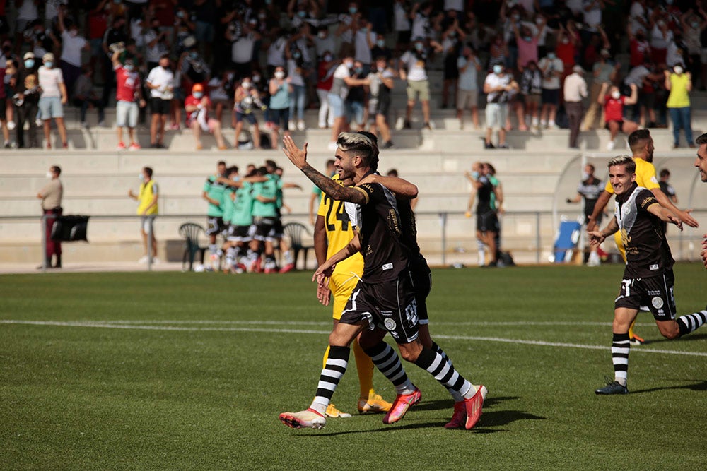 Goleada de Unionistas por 3-0 al Extremadura UD con dos goles del "pichichi" Rayco