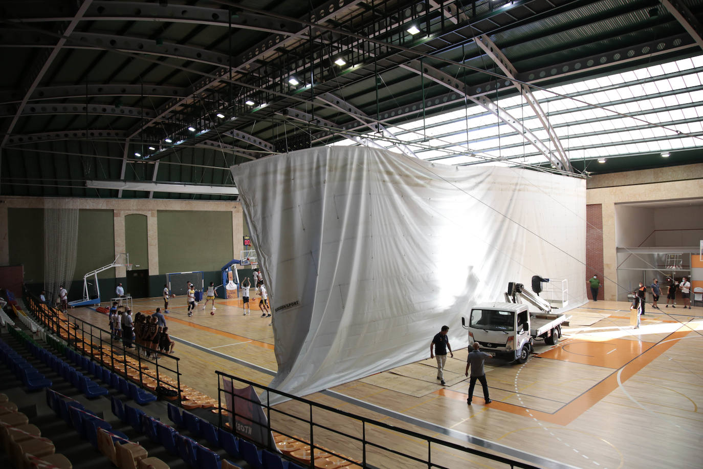 Instantes posterior al accidente en el pabellón de Carbajosa con la lona en el suelo. 