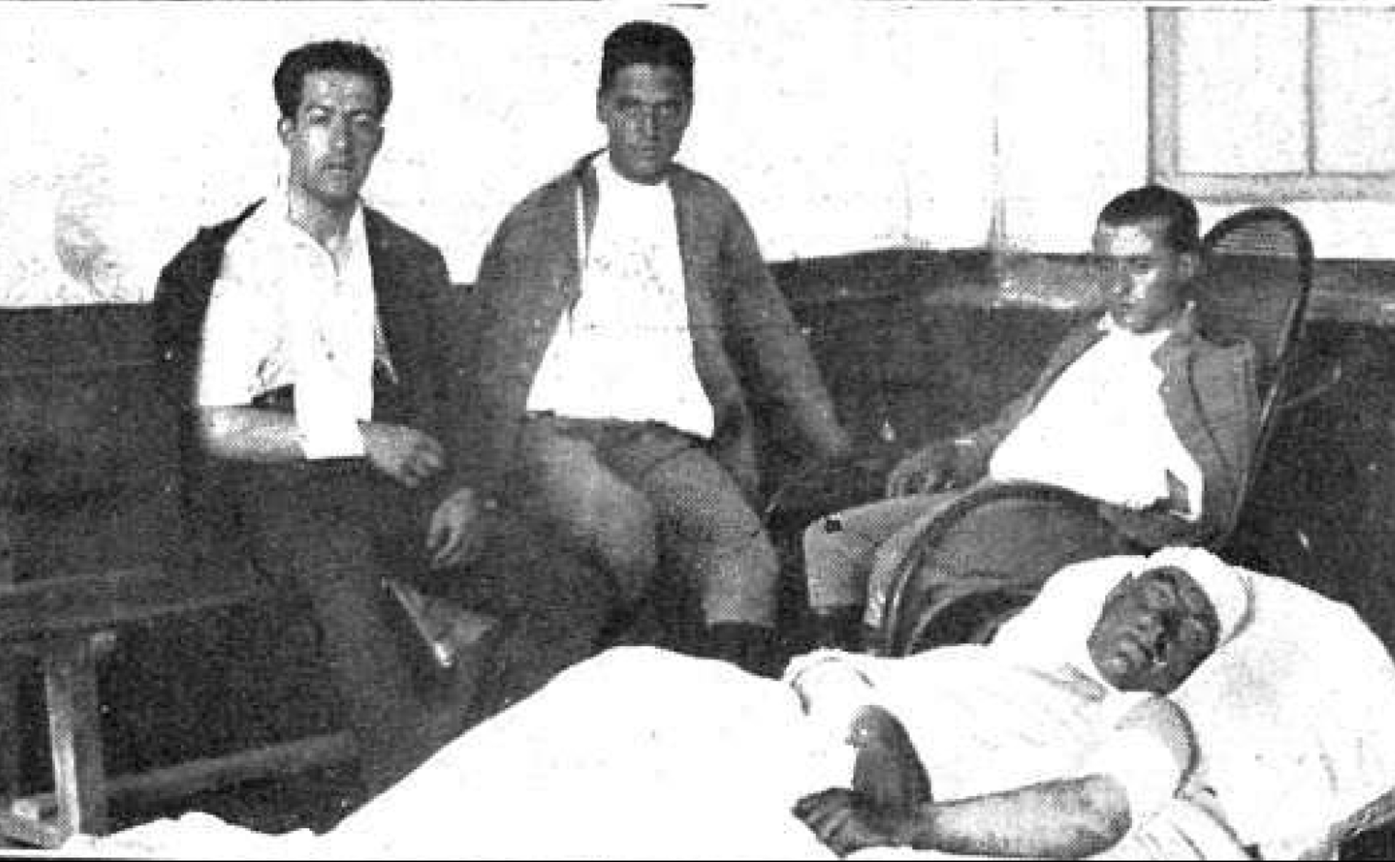 Ismael Ríos, tumbado, junto con los también oficiales heridos en Annual Ramón Rey, Manuel Rodríguez y Francisco Martínez. 