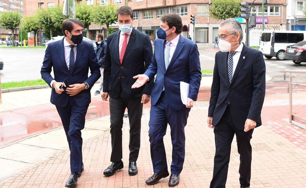 El presidente de la Junta de Castilla y León junto a los consejeros de Fomento y Presidencia y el delegado territorial de la Junta en Burgos. 