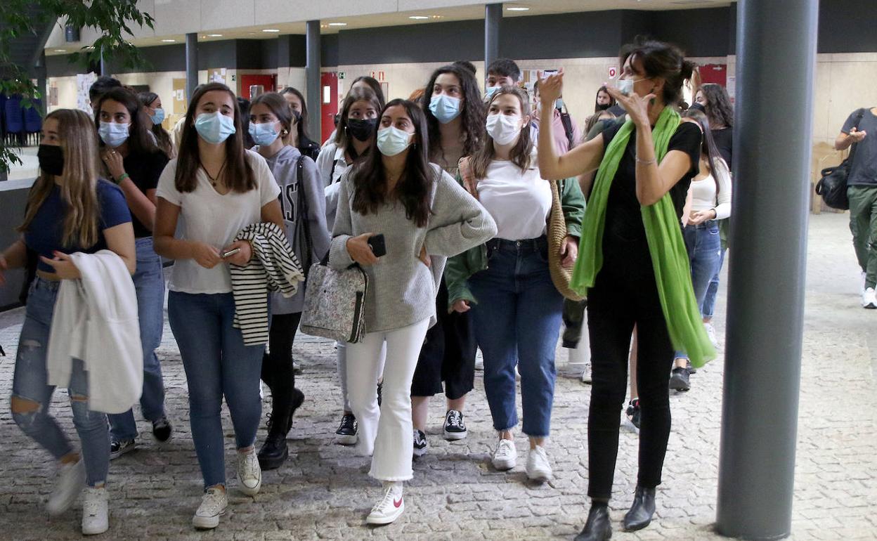 Momento de la bienvenida a un nuevo grupo de estudiantes en el interior del campus.