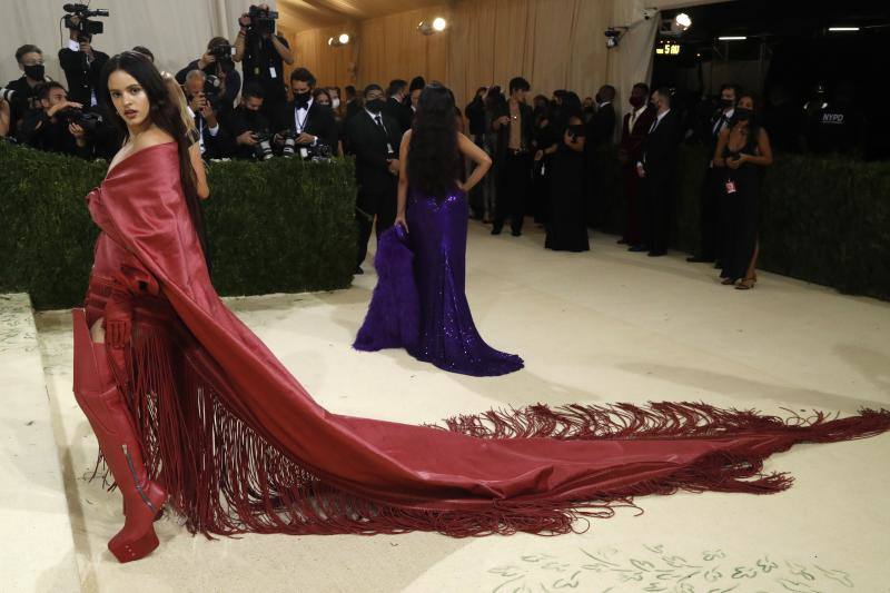 Rosalía, con un traje de inspiración española de Rick Owens en su primera gala del Met.