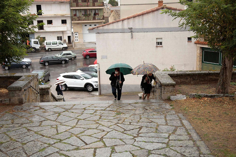 La lluvia no fue impedimento para que los fieles asistieran a la misa en Sorihuela