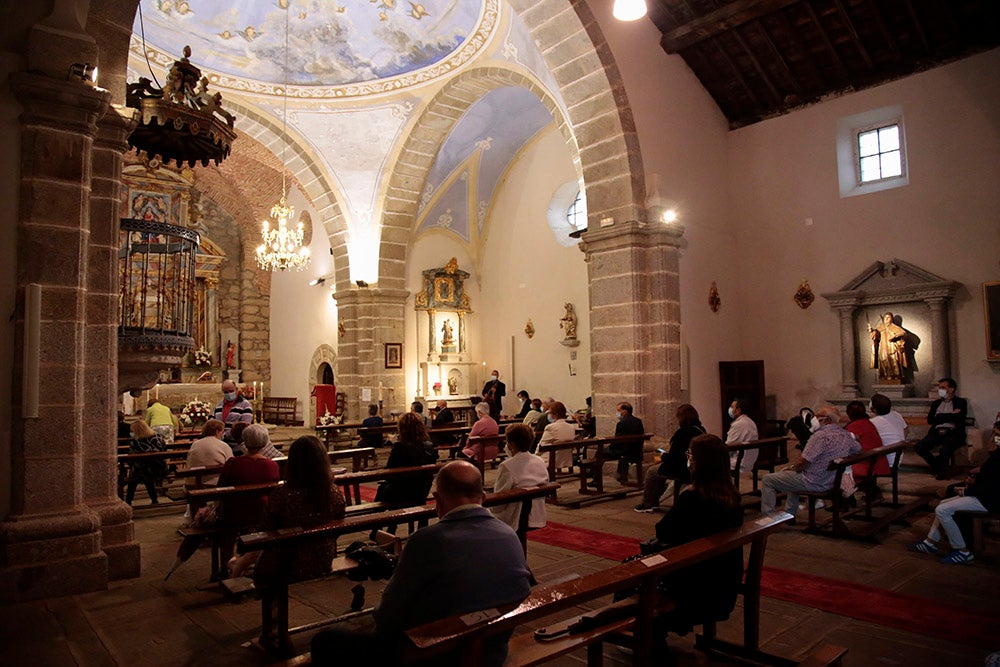 La lluvia no fue impedimento para que los fieles asistieran a la misa en Sorihuela