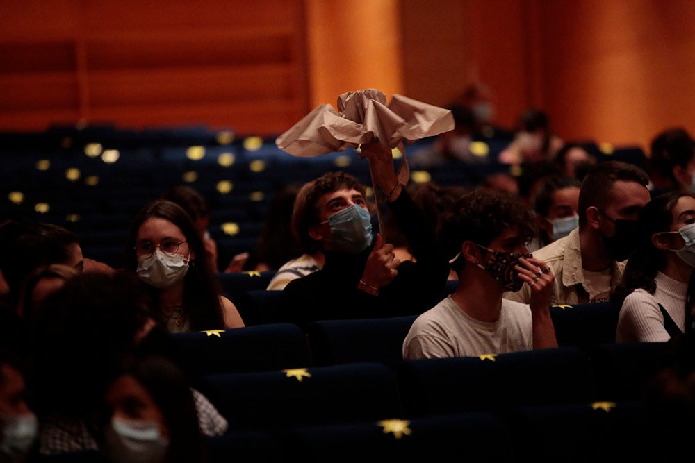 La Pegatina superó todas las expectativas a pesar del cambio de lugar y del retraso en el inicio por la correspondiente reubicación de localidades. Entre el público se pudo ver a Maite Cazorla, Andrea Vilaró y Ester García, jugadoras y fisio del CB Avenida