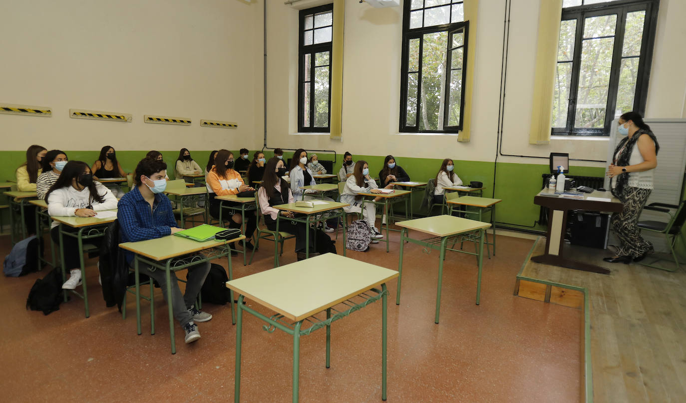 Fotos: Siete mil alumnos de ESO y Bachillerato vuelven a clase