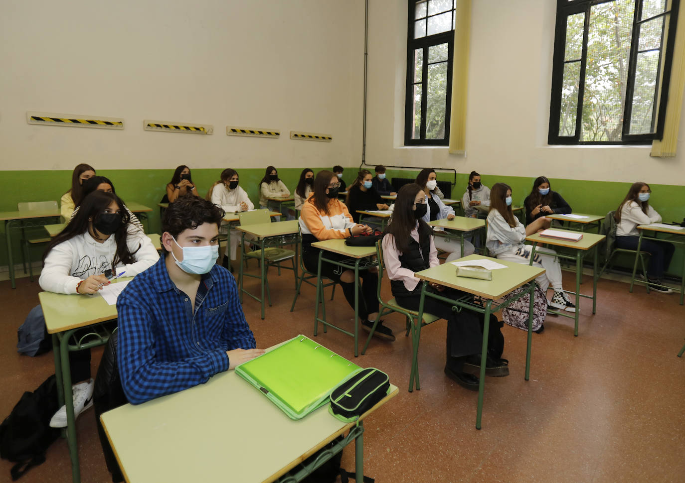 Fotos: Siete mil alumnos de ESO y Bachillerato vuelven a clase