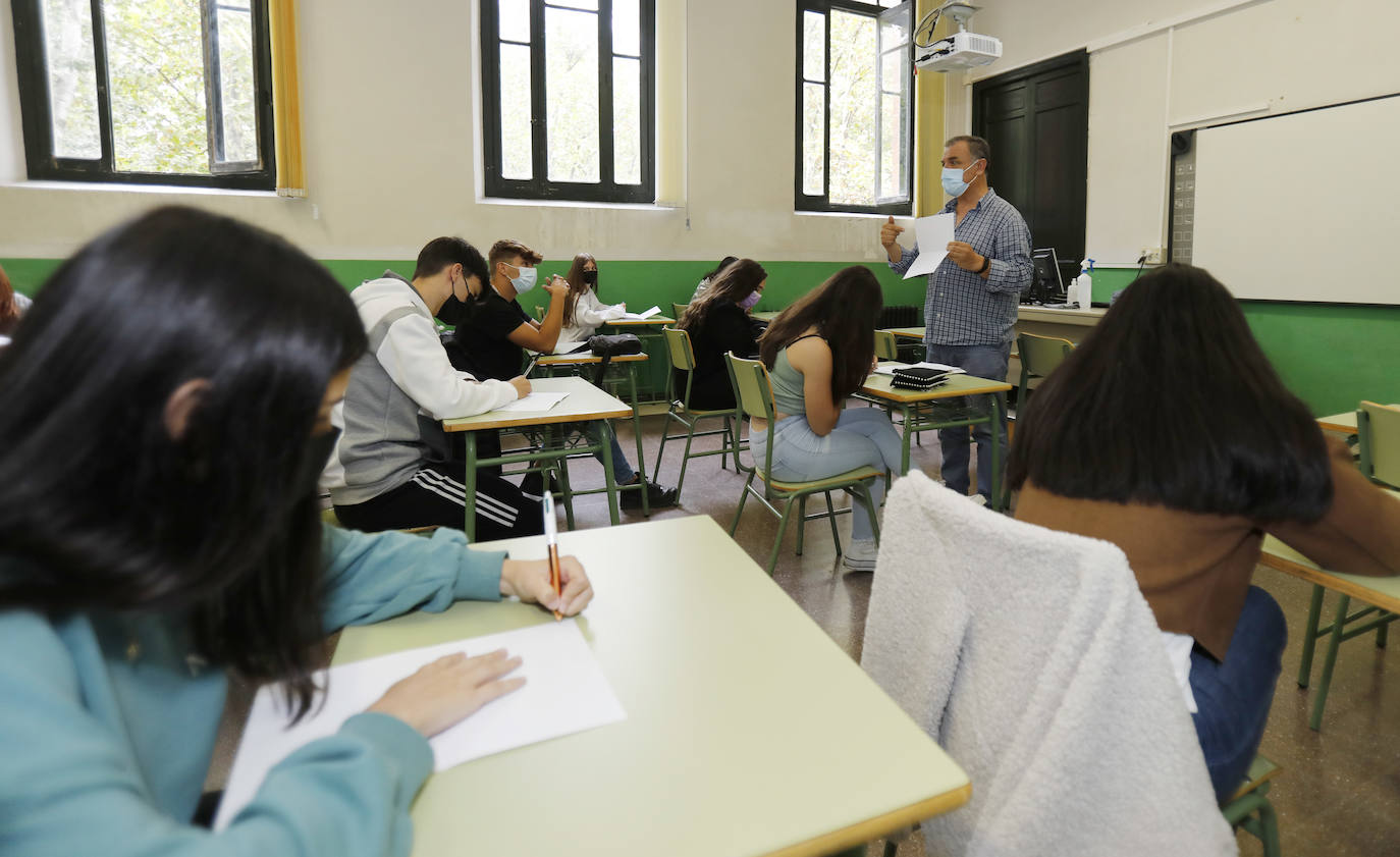 Fotos: Siete mil alumnos de ESO y Bachillerato vuelven a clase