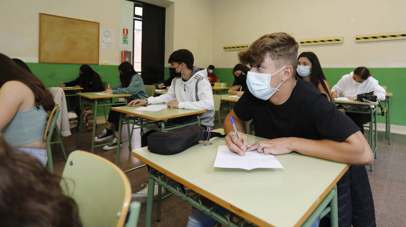 Fotos: Siete mil alumnos de ESO y Bachillerato vuelven a clase