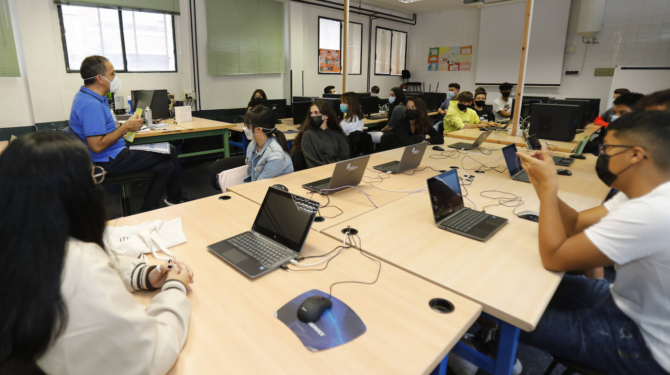 Fotos: Siete mil alumnos de ESO y Bachillerato vuelven a clase