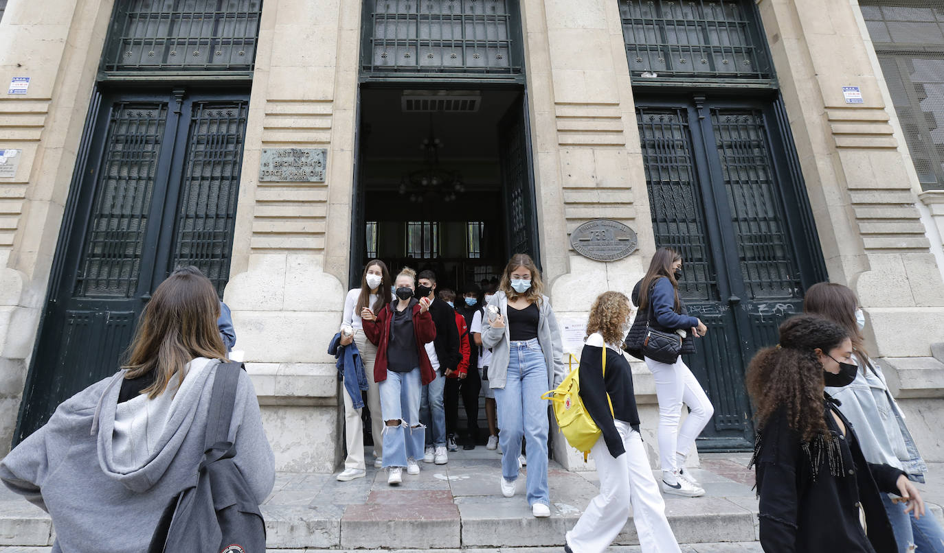 Fotos: Siete mil alumnos de ESO y Bachillerato vuelven a clase