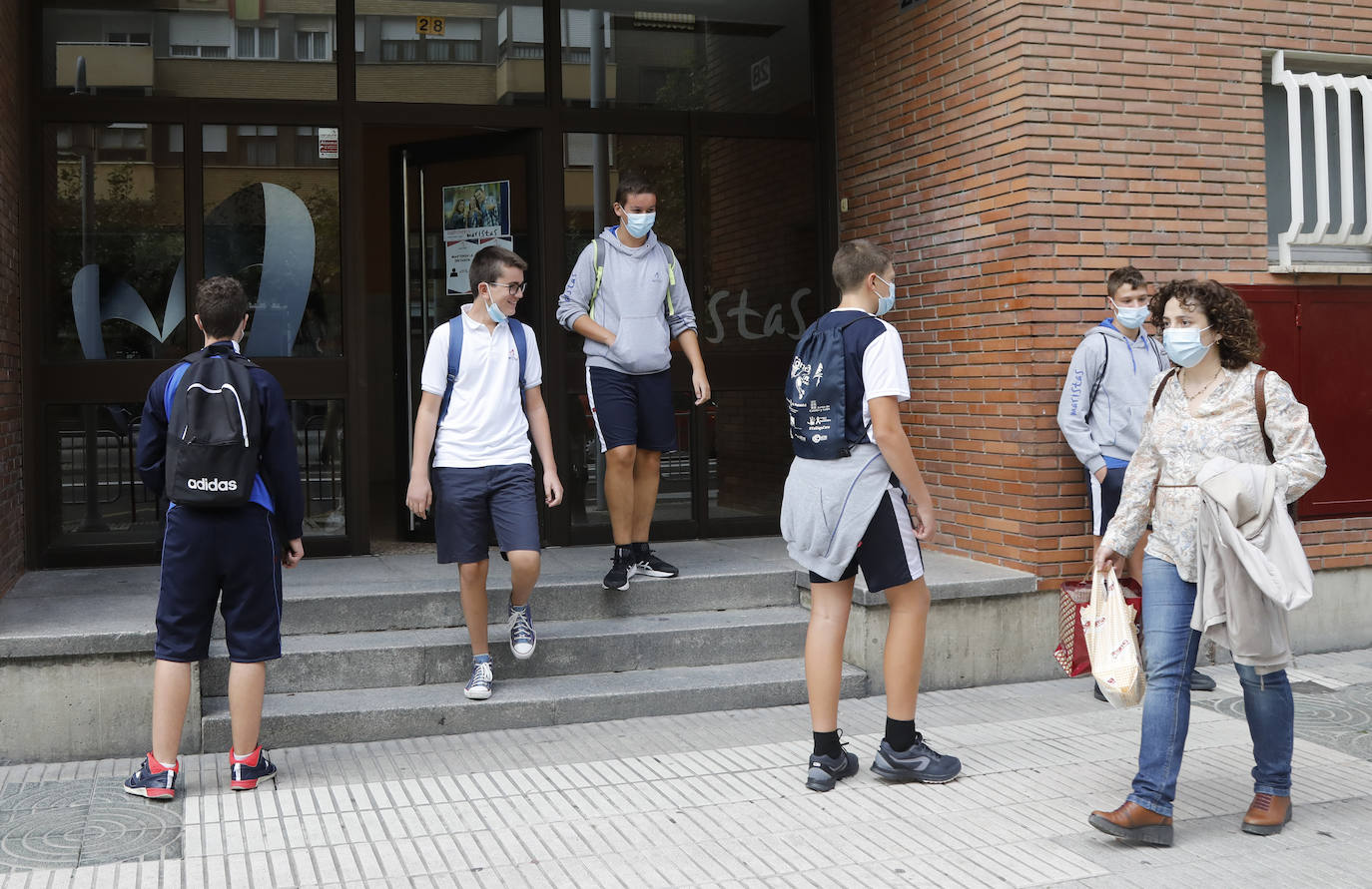 Fotos: Siete mil alumnos de ESO y Bachillerato vuelven a clase