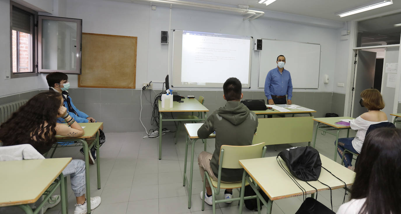 Fotos: Siete mil alumnos de ESO y Bachillerato vuelven a clase