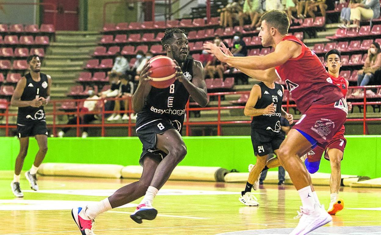 Prince Ali intenta una penetración en el partido de ayer en Torrelavega. 