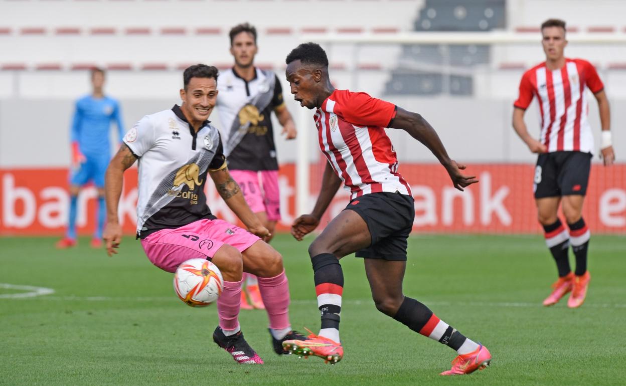 Acosta presiona a Diarra en Lezama. 