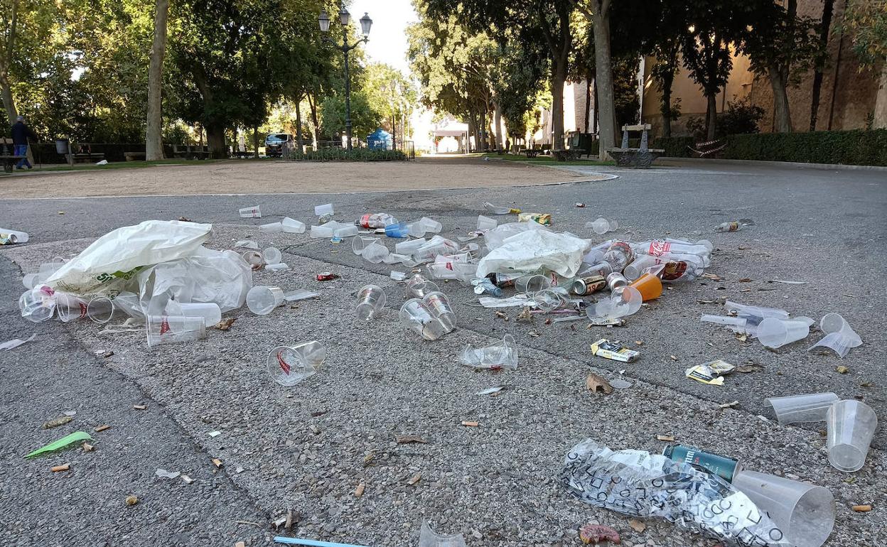 Bolsas de plástico, envases, latas y botellas en el Paseo del Salón tras esta madrugada.