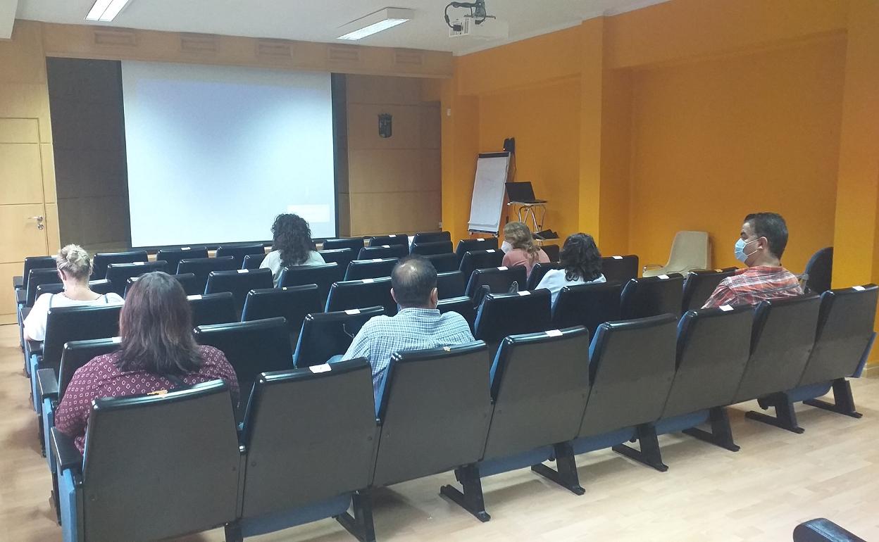 Algunos alumnos comienzan un curso del CEFOL. 