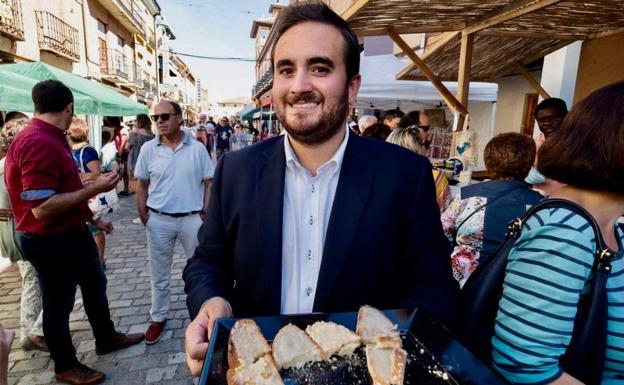 José Ángel Alonso en una edición pasada del Mercado del Queso de Villalón. 