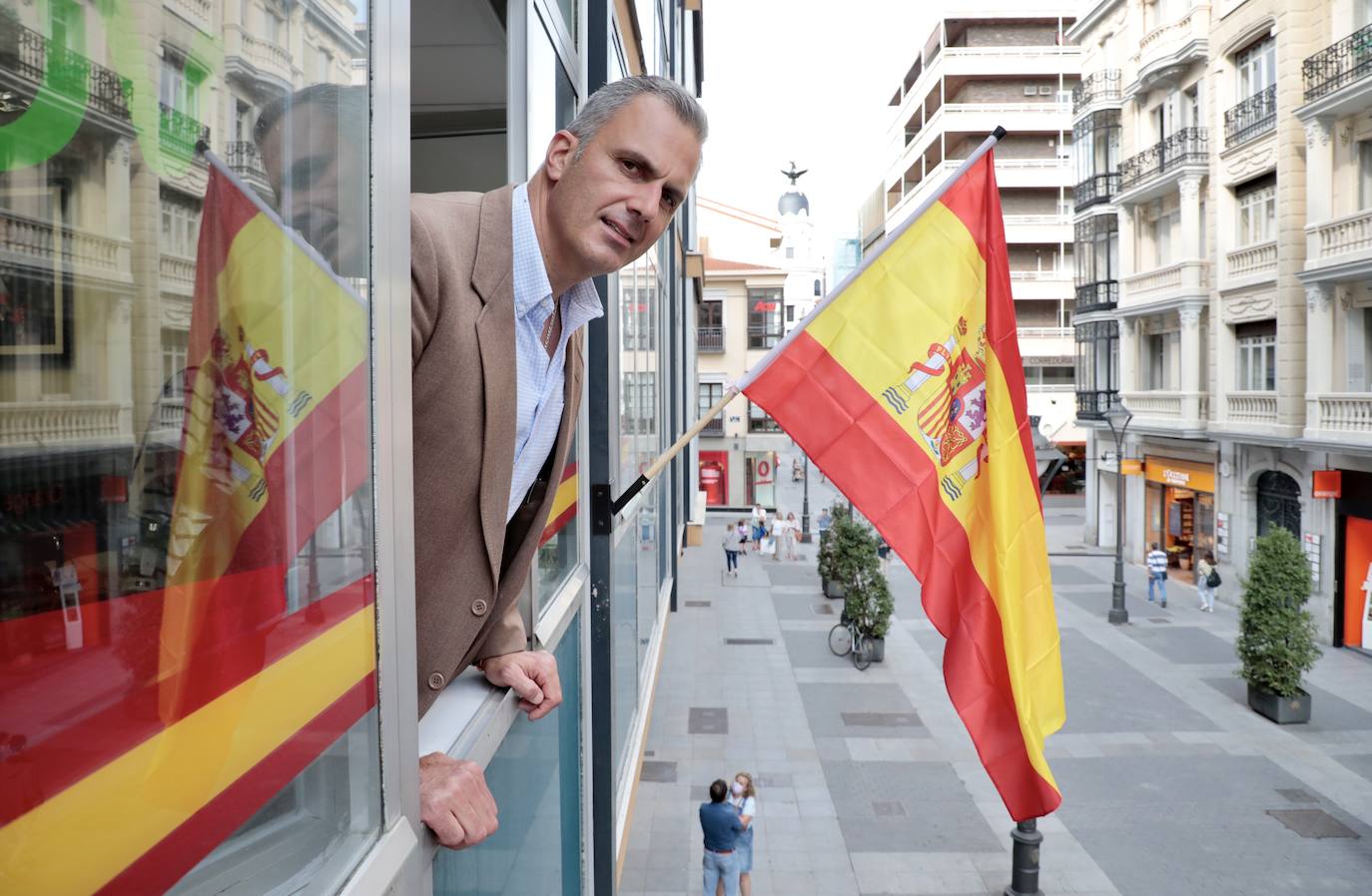 Javier Ortega Smith, asomado a la ventana de la sede de Vox, en la calle Santiago. 