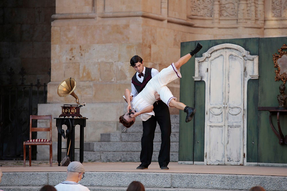 "Tea Time", de Cirkofonic, abrió la aplazada última sesión del Festival de Artes de Calle