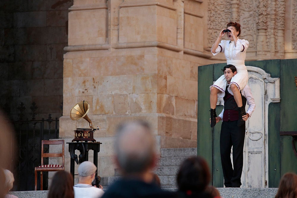 "Tea Time", de Cirkofonic, abrió la aplazada última sesión del Festival de Artes de Calle