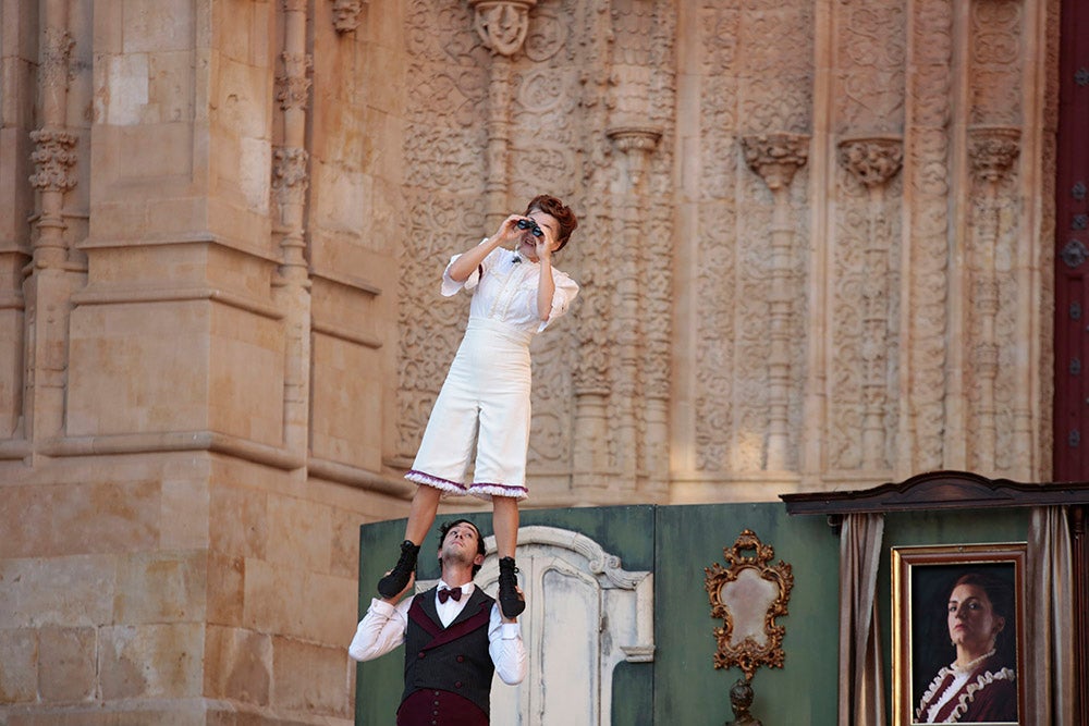 "Tea Time", de Cirkofonic, abrió la aplazada última sesión del Festival de Artes de Calle