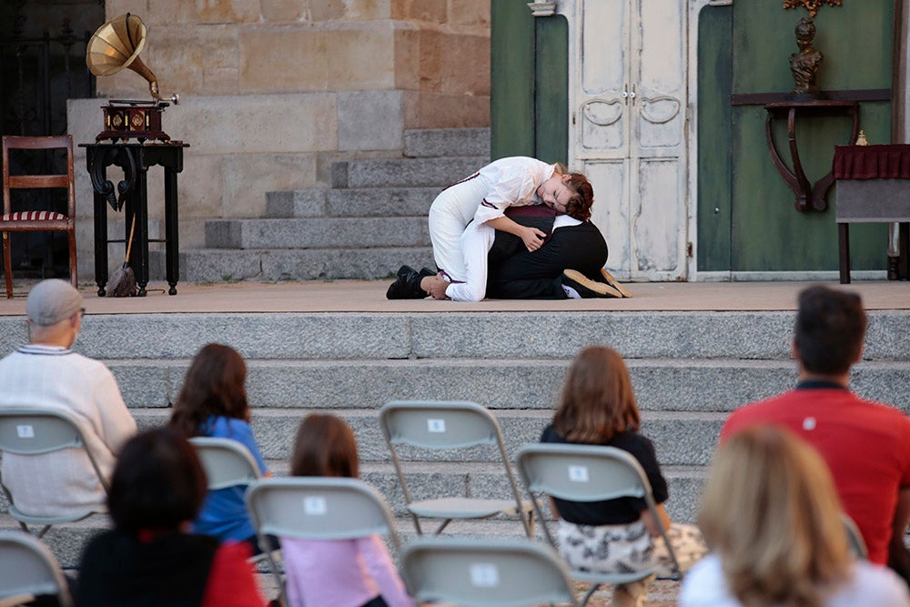 "Tea Time", de Cirkofonic, abrió la aplazada última sesión del Festival de Artes de Calle