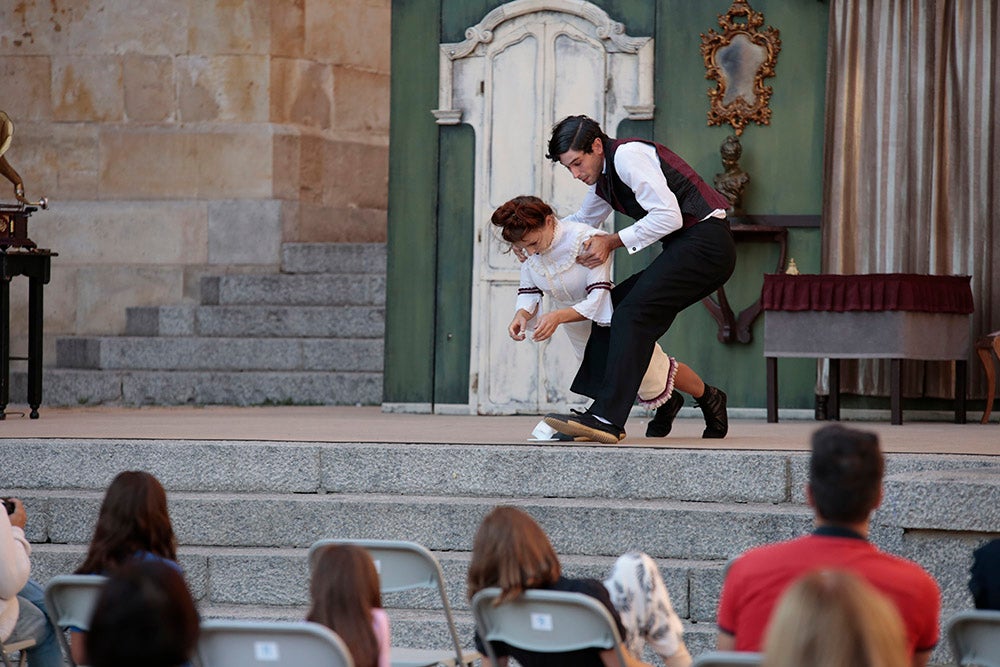 "Tea Time", de Cirkofonic, abrió la aplazada última sesión del Festival de Artes de Calle