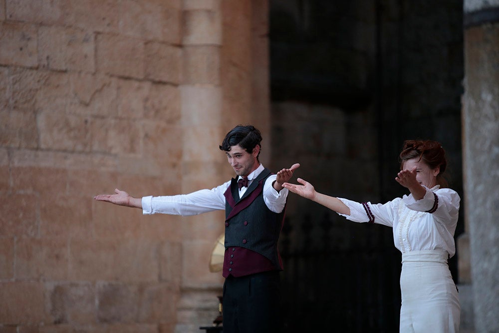 "Tea Time", de Cirkofonic, abrió la aplazada última sesión del Festival de Artes de Calle