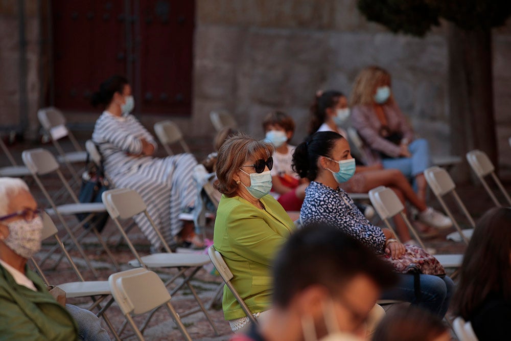 "Tea Time", de Cirkofonic, abrió la aplazada última sesión del Festival de Artes de Calle