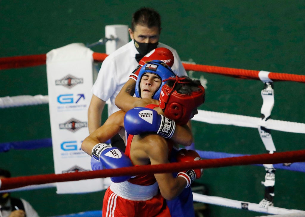 Primer combate de la III Velada Ciudad de Palencia en el complejo deportivo La Ensenada.