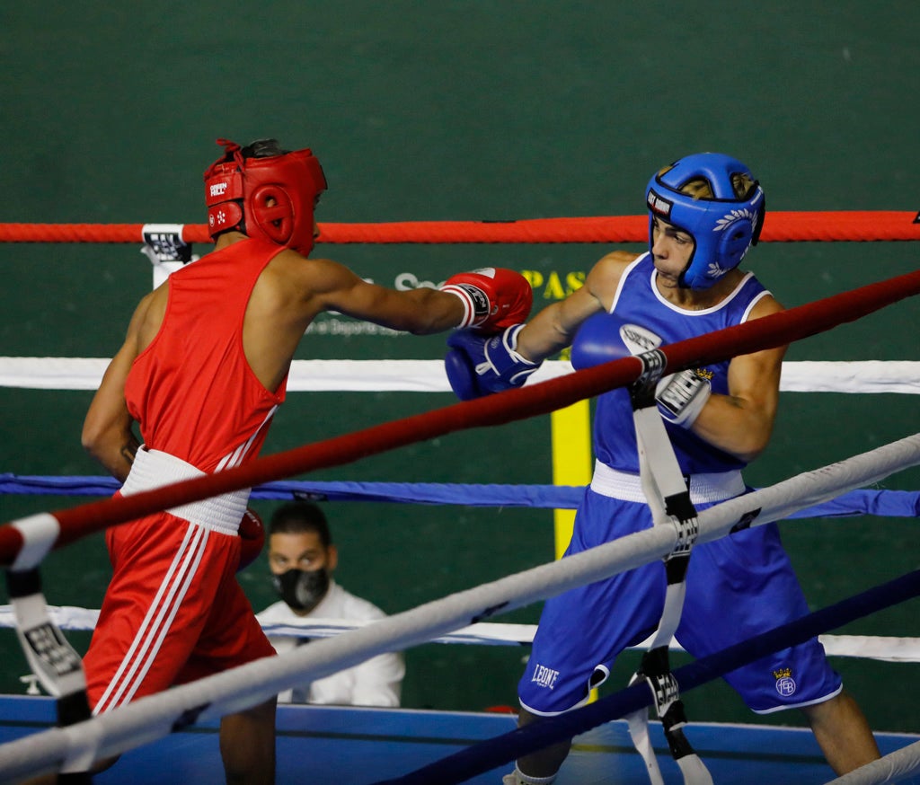 Primer combate de la III Velada Ciudad de Palencia en el complejo deportivo La Ensenada.