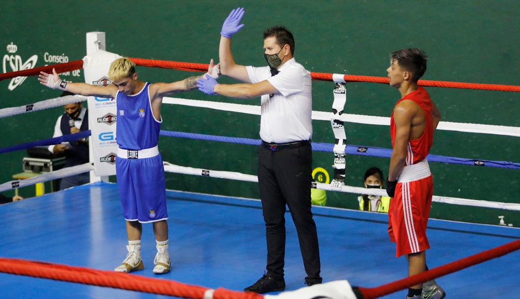 Primer combate de la III Velada Ciudad de Palencia en el complejo deportivo La Ensenada.