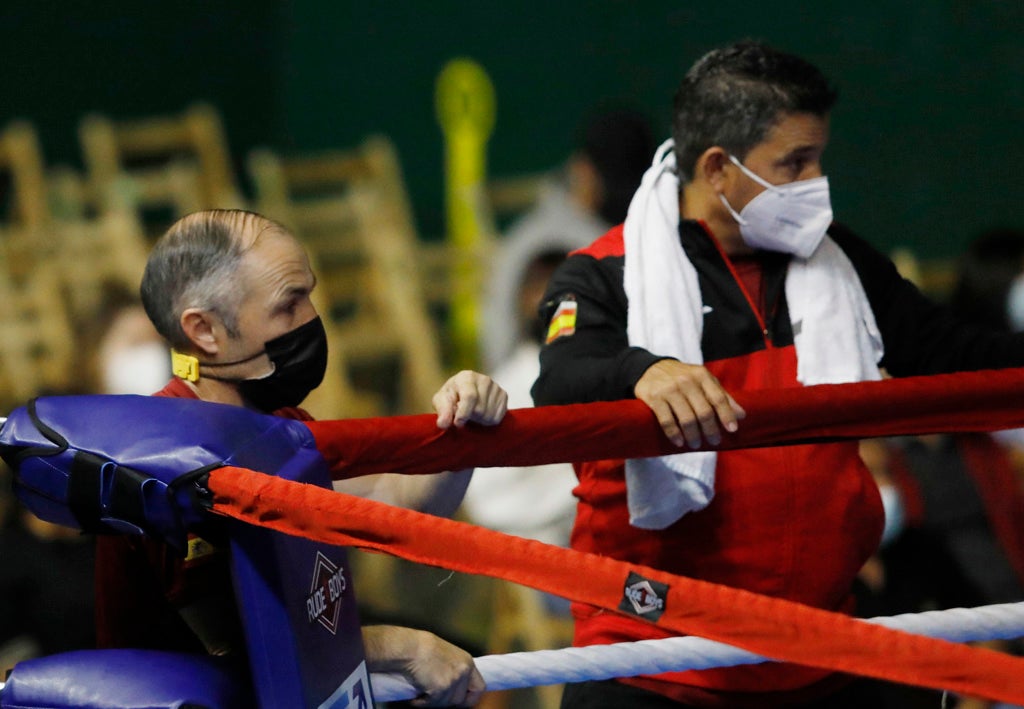 Primer combate de la III Velada Ciudad de Palencia en el complejo deportivo La Ensenada.