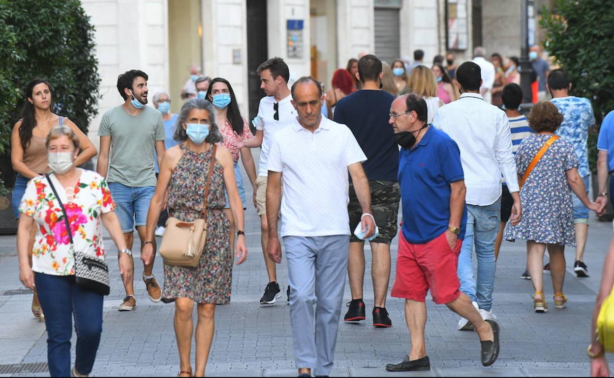 Varias personas caminan por el centro de Valladolid en una imagen del mes pasado.