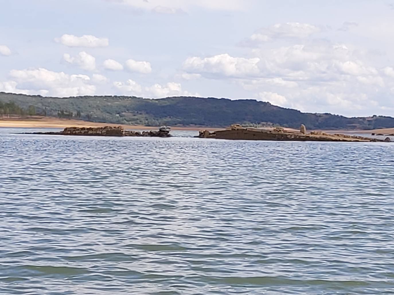 Fotos: Acusado descenso del nivel de agua en el pantano de Aguilar