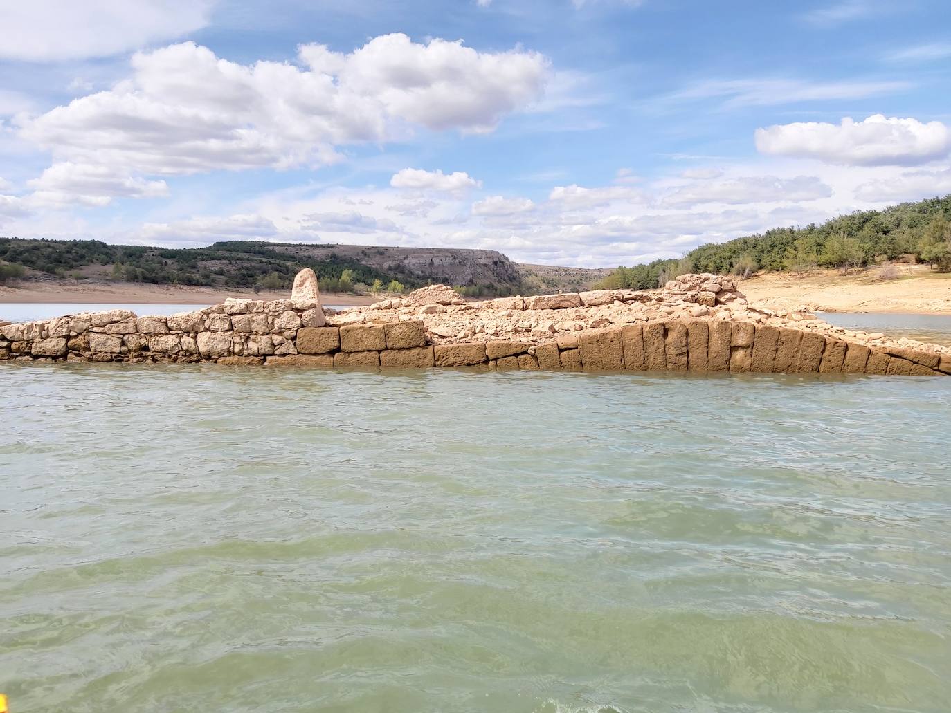 Fotos: Acusado descenso del nivel de agua en el pantano de Aguilar