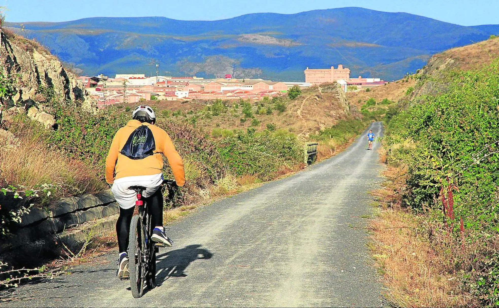 Un ciclista se dirige a Segovia por la Vía Verde. 