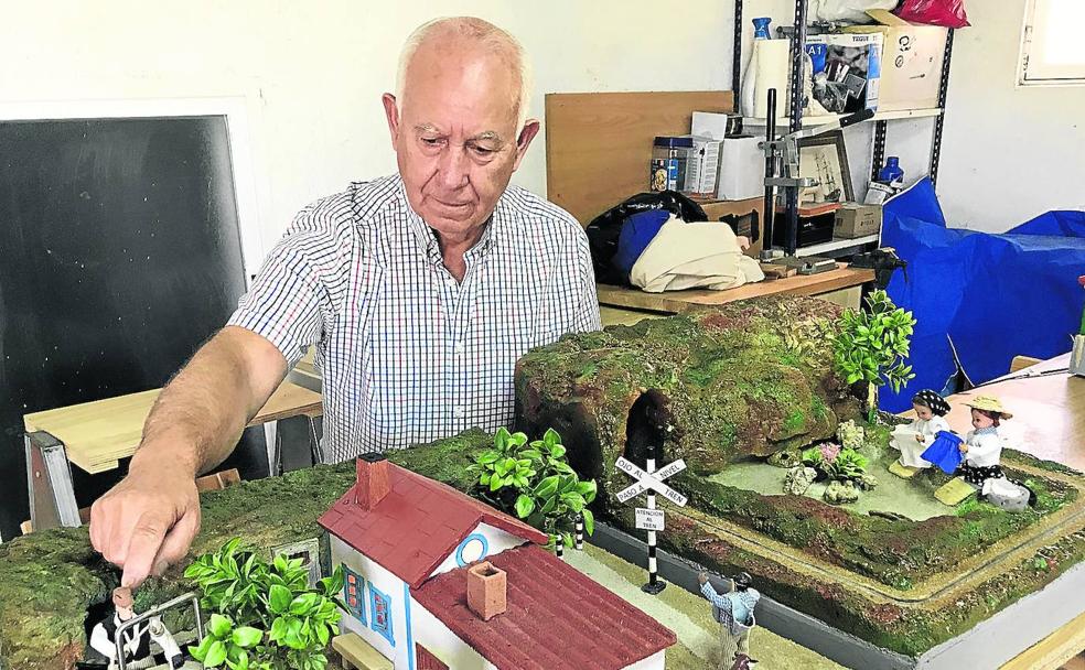 Joaquín López Sánchez muestra una de sus instalaciones. 