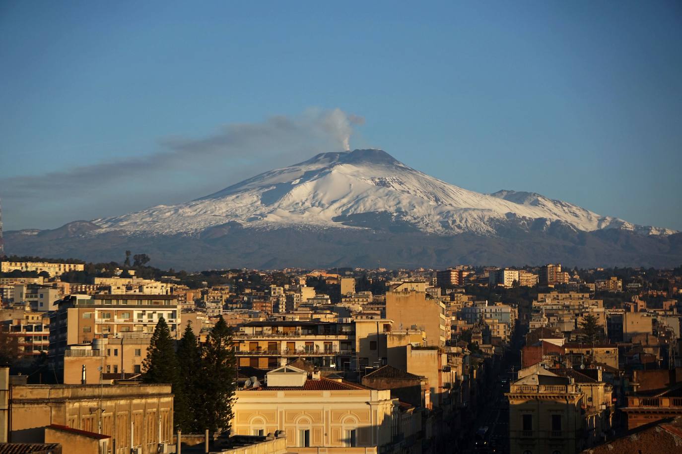 El pasado mes de marzo se registraron dos ríos de lava que originaron una columna de humo, rocas y cenizas de seis metros de altura. De hecho, el aeropuerto de Catania se vio obligado momentáneamente a cerrar su actividad. Es el cráter más alto de Europa: aumentó su altura en 33 metros durante la última erupción, hasta alcanzar ahora los 3.357.