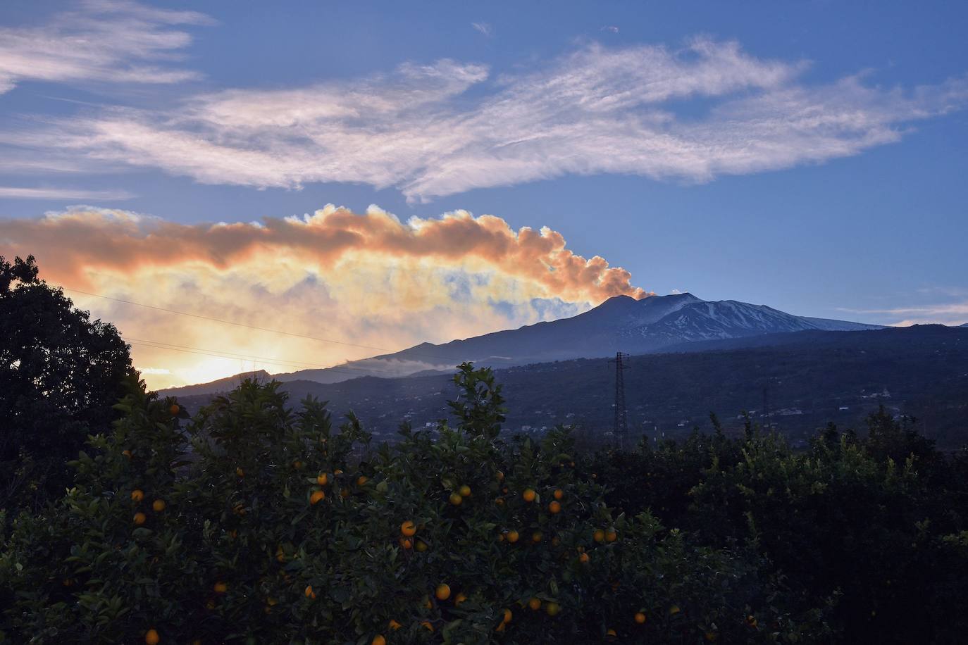 El pasado mes de marzo se registraron dos ríos de lava que originaron una columna de humo, rocas y cenizas de seis metros de altura. De hecho, el aeropuerto de Catania se vio obligado momentáneamente a cerrar su actividad. Es el cráter más alto de Europa: aumentó su altura en 33 metros durante la última erupción, hasta alcanzar ahora los 3.357.