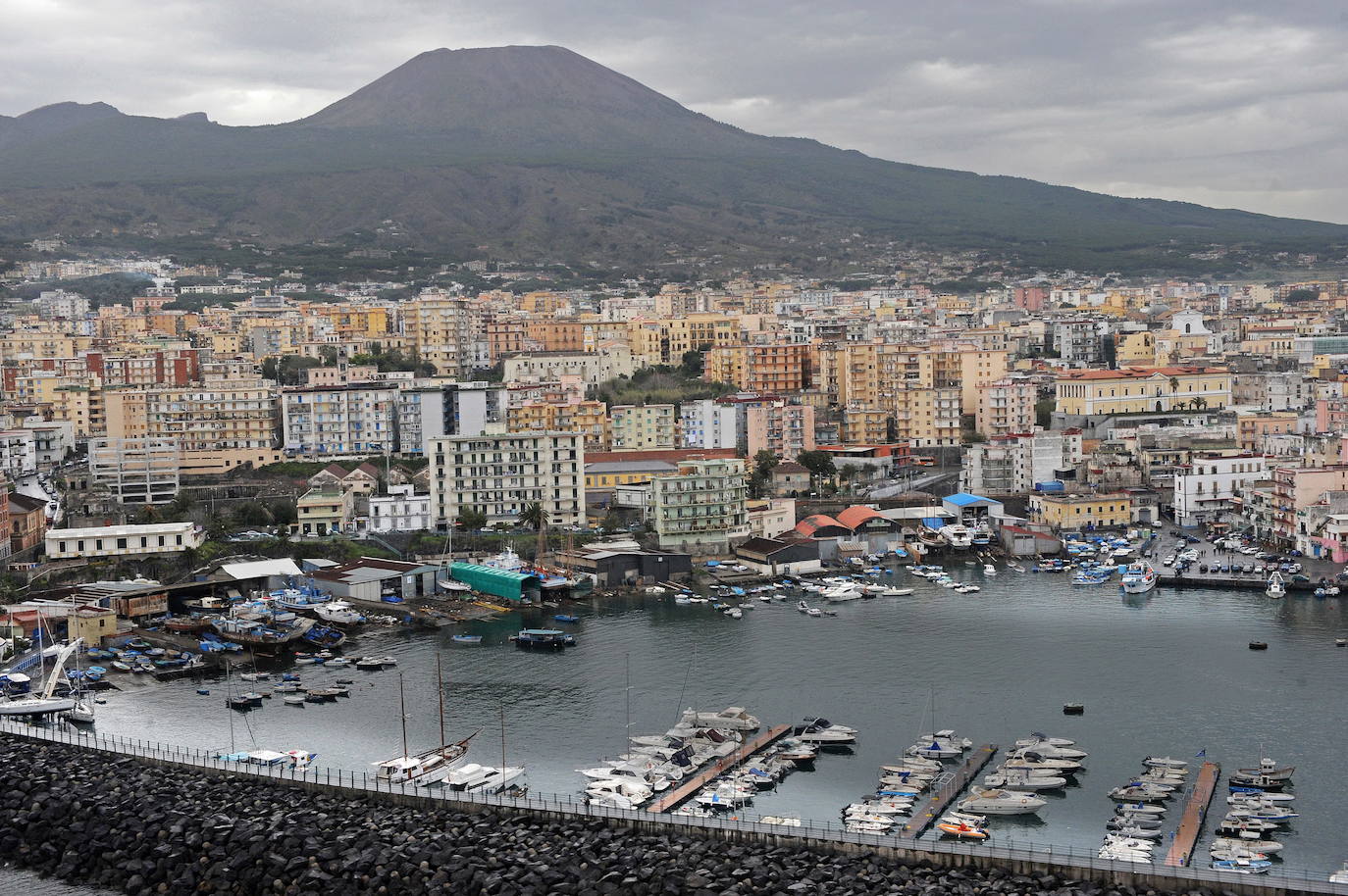 El volcán que arrasó en el año 79 con la ciudad de Pompeya también se encuentra activo, aunque no expulsa lava desde 1944. Eso sí, los sustos son constantes en el sur de Italia, ya que los desprendimientos de tierra del cráter suelen levantar nubes de polvo y ceniza, provocando falsas alarmas. Hasta 600.000 personas de 18 pueblos viven en las faldas del monte, en el perímetro que alcanzaría la lava. Hoy en día es un atractivo turístico y una visita que no te debes perder si visitas Nápoles.