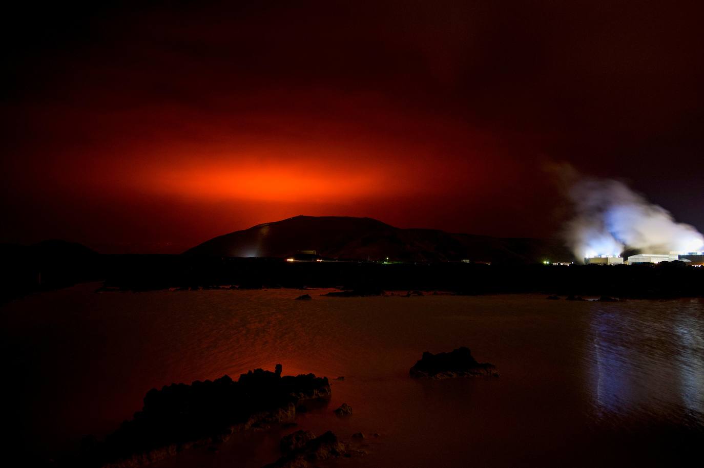 De nombre impronunciable, entró en erupción en marzo del presente año. Tras dos semanas de intensa actividad sísmica con terremotos que rozaron los 6 puntos de magnitud, los temblores se tradujeron en lava, aunque no hubo que lamentar ninguna incidencia. Situado a solo 30 kilómetros de la capital Reikiavik, el magma obligó a cerrar las carreteras limítrofes y las autoridades del país isleño pidieron a la población que no se acercase a la zona, aunque hubo muchos curiosos que se animaron a verlo lo más cerca posible.