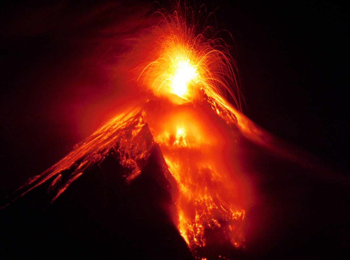 En enero de 2018, más de 60.000 personas tuvieron que ser evacuadas tras la erupción del Mayón y la posterior columna de humo de entre 3 y 5 kilómetros, que estuvo acompañada de la expulsión de material piroclástico. En 2014 había entrado ya en erupción, pero la población temía una actividad similar a la de 1841, año en que el volcán acabó con la vida de 1.200 personas.